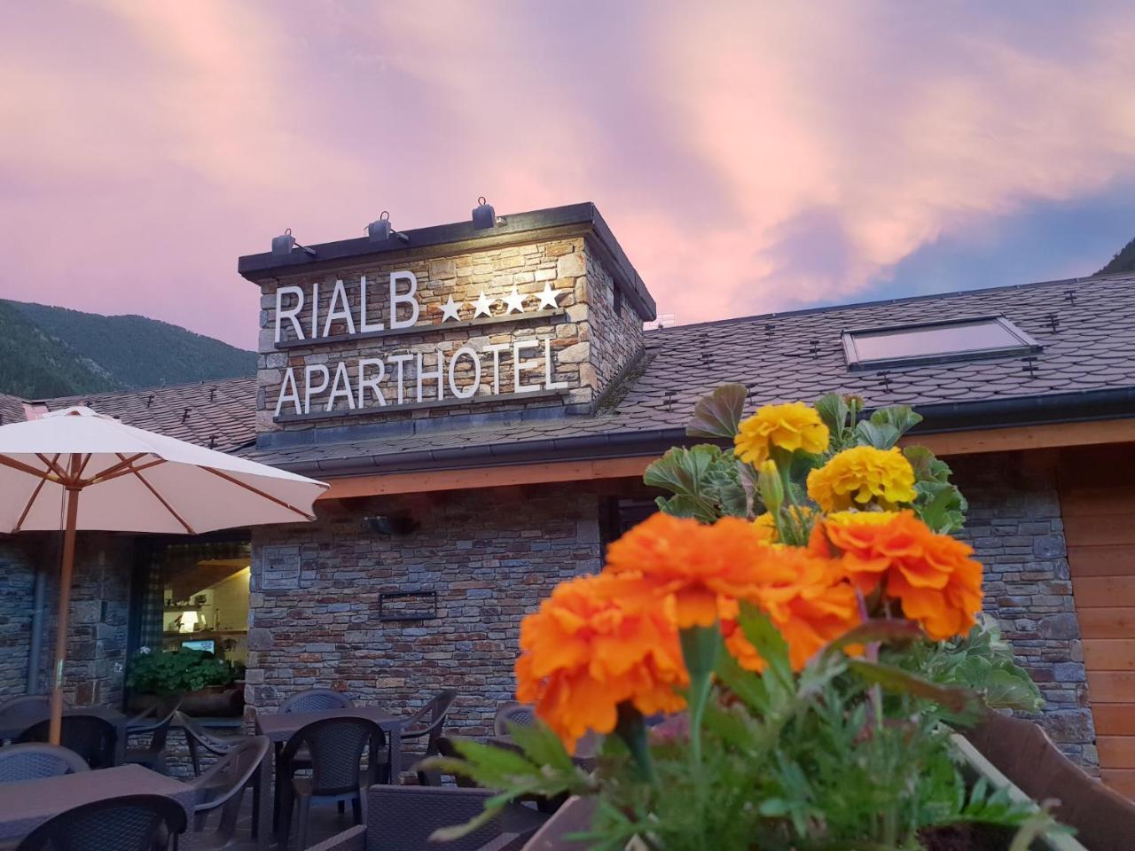 Aparthotel Rialb เอลเซอร์รัท ภายนอก รูปภาพ